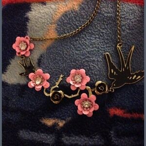 Nwt beautiful bird flower necklace